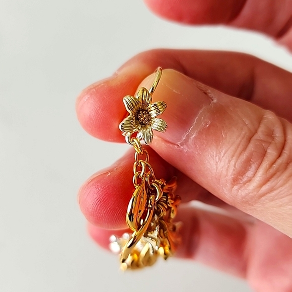 Flora Earrings - Picture 4 of 6